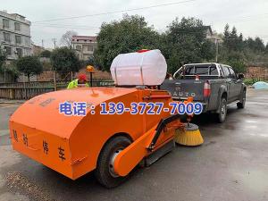 湖南省婁底市雙峰縣公路局養(yǎng)護中心彭站長與河南都市機械設(shè)備有限公司工程師喬主任,實地研究，精心設(shè)計制作了一款新型的皮卡車式道路清掃車