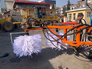 2020年11月11日山西省晉中市昔陽(yáng)縣公路管理段與河南都市機(jī)械設(shè)備有限公司合作，在宋段長(zhǎng)王隊(duì)長(zhǎng)凌師傅的精心安排指導(dǎo)下與喬主任祝師傅的積極努力，成功研制出了加寬雙護(hù)欄板600mm護(hù)欄清洗機(jī)